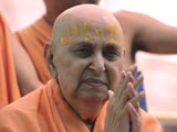  Swamishri bids Jai Swaminarayan to all