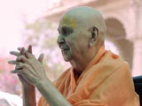  Swamishri bids Jai Swaminarayan to all