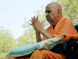  Swamishri bids Jai Swaminarayan to all