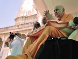  Swamishri bids Jai Swaminarayan