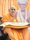  Swamishri bids Jai Swaminarayan to all