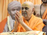  Swamishri bids Jai Swaminarayan to all