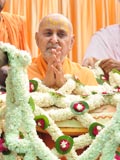  On the occasion of Pramukh Varni Din, sadhus honor Swamishri with a shawl of flowers