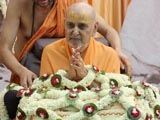 On the occasion of Pramukh Varni Din, sadhus honor Swamishri with a shawl of flowers