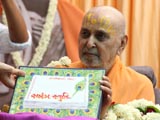  Swamishri inaugurates a book, 'Sarang Stuti'