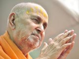 Swamishri bids Jai Swaminarayan to all