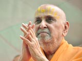  Swamishri bids Jai Swaminarayan to all