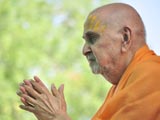  Swamishri bids Jai Swaminarayan to all