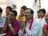 Devotees engaged in Swamishri's darshan