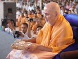  Swamishri performs murti-pratishtha arti