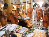  Swamishri sanctifies by showering flower petals