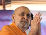  Swamishri bids Jai Swaminarayan to all