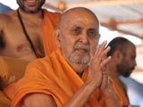  Swamishri bids Jai Swaminarayan to all
