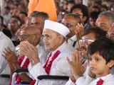  Devotees engaged in Swamishri's darshan
