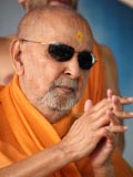  Swamishri bids Jai Swaminarayan to all