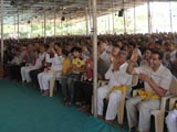 Devotees engaged in Swamishri's darshan