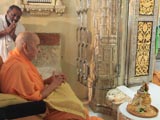  Swamishri engaged in darshan of Thakorji