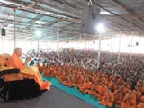  Swamishri bids Jai Swaminarayan to all
