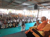  Swamishri bids Jai Swaminarayan to all