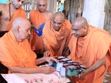  Swamishri sanctifies i-cards for Yuva Adhiveshan