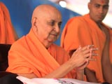  Swamishri bids Jai Swaminarayan to all