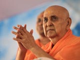  Swamishri bids Jai Swaminarayan to all