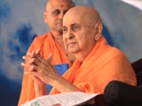  Swamishri bids Jai Swaminarayan to all
