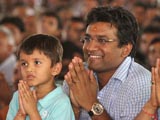  Devotees engaged in Swamishri's darshan