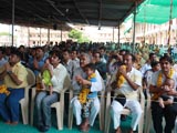 Devotees engaged in Swamishri's darshan