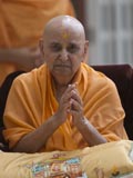  Swamishri bids Jai Swaminarayan