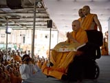  Swamishri bids Jai Swaminarayan to all