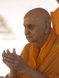  Swamishri bids Jai Swaminarayan to all