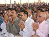  Devotees engaged in darshan of Swamishri
