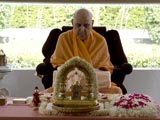  Swamishri performs his morning puja