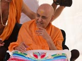  Swamishri blesses devotees