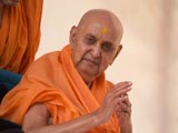  Swamishri blesses devotees