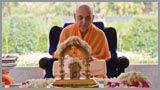  Swamishri performs his morning puja