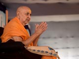  Swamishri bids Jai Swaminarayan to all