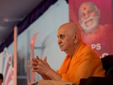  Swamishri bids Jai Swaminarayan to all