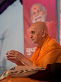  Swamishri bids Jai Swaminarayan to all