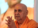  Swamishri bids Jai Swaminarayan to all