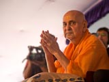  Swamishri bids Jai Swaminarayan to all