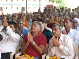 Devotees engaged in Swamishri's darshan