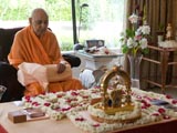  Swamishri performs his morning puja