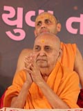  Swamishri bids Jai Swaminarayan
