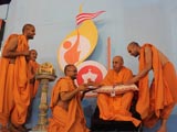  Swamishri sanctifies nadachhadis for all the youths of Yuva Talim Kendra