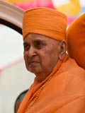11:00am - Swamishri returns to the mandir after the medical procedure