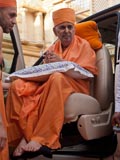 11:00am - Swamishri returns to the mandir after the medical procedure