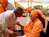 11:00am - Swamishri returns to the mandir after the medical procedure