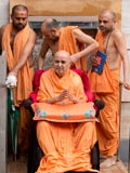 Swamishri arrives at the mandir for darshan